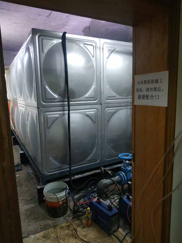 贵州日报30T玻璃钢水箱撤除，并安装304不锈钢水箱