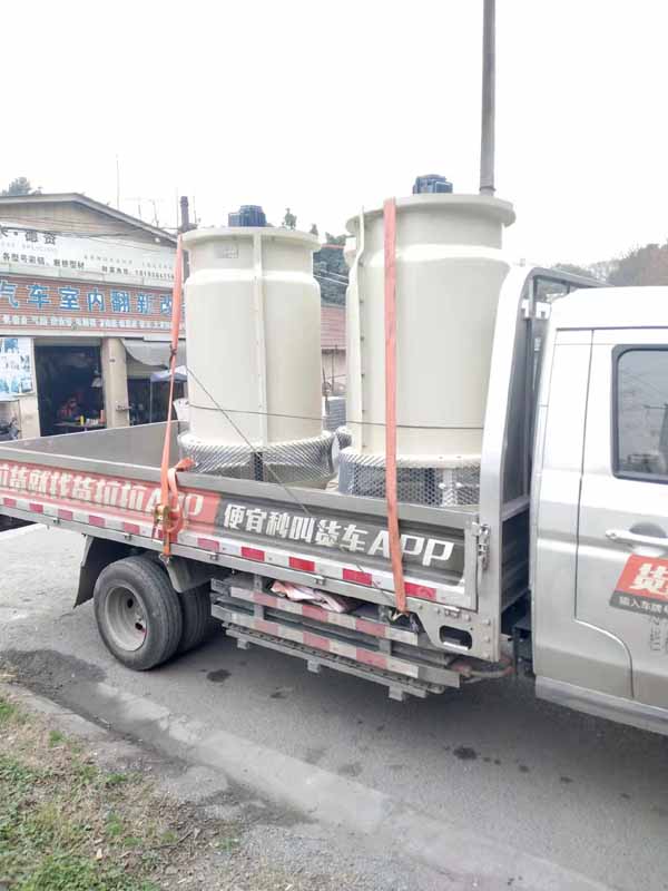 成都邛崃5台LH-10T冷却塔组装现场-订购单位成都欧康医药股份有限公司